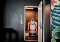 راحت شدن زندگی با کمک ربات ها + عکسها