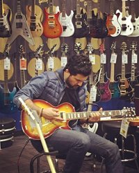 حامد بهداد در حال نواختن گیتار + عکس