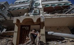 پسری فلسطینی در زیر آوار خانه خود پس از حملات رژیم صهیونیستی + عکس