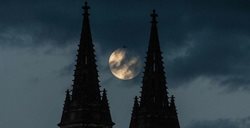 نمایی از ماه کامل کنار کلیسای سنت پیتر + عکس