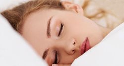 7 بلایی که خوابیدن با آرایش بر سرتان می آورد