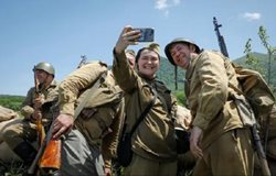 سلفی گرفتن سربازان ارتش روسیه با لباس های جنگ دوم جهانی + عکس