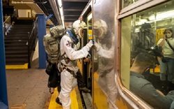 مردی با لباس فضانوردی در ایستگاه مترو نیویورک + عکس