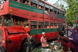 سرویس اتوبوس دوطبقه برای دانشجویان در بنگلادش + عکس