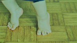 بیماری خطرناک در کودکان که راه رفتن روی انگشتان پا نشانه آن است