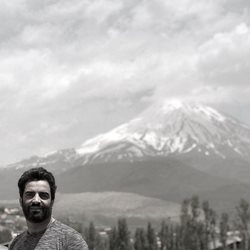 عکس یادگاری منوچهر هادی با قله دماوند