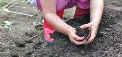 فواید خاک بازی برای کودکان