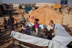 بازی کودکان سوری در وضعیت جنگ زدگی + عکس