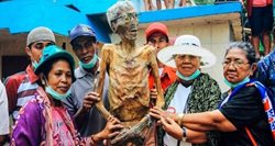 رسوم عجیب مردم اندونزی که باورشان سخت است