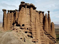 قلعه بهستان زنجان؛ نمایش قدرت در ماه نشان بی مثال