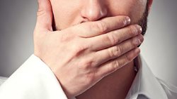 6 عادت غلط زندگی مقصر بوی بد دهان هستند