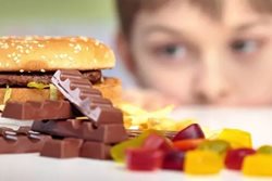 بدغذایی کودکان عامل خطر است | بستنی نباید جایگزین لبنیات شود