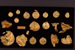 کشف مجموعه ای از آثار تاریخی از جنس طلا در دانمارک