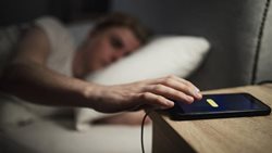 هنگام خواب، تلفن هوشمند در چه فاصله ای از ما باید قرار داشته باشد؟
