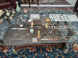 دستگیری یک دلال اشیای عتیقه همراه با مقادیر زیادی اشیای تاریخی در محله یوسف آباد