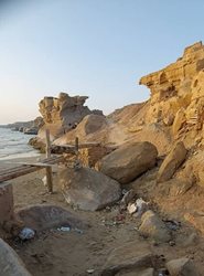 خلیج نایبند در نزدیکی عسلویه در زباله و انبوه بی توجهی ها خفه شده است