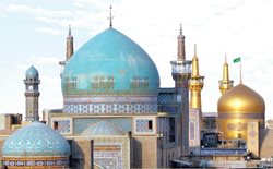 معماری بنای مسجد گوهرشاد از چه شیوه ای پیروی می کند؟