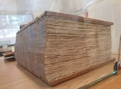 نگهداری از یک کتاب نفیس در موزه ارامنه