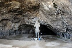 غار شاپور از غارهای تاریخی بسیار پراهمیت ایران است