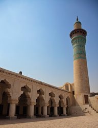مسجد ملک بن عباس یکی از دیدنی های بندر لنگه به شمار می رود