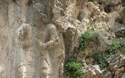 تخریب و تعرض به یک سنگ نگاره ساسانی توسط سوداگران گنج