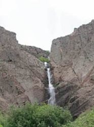 آبشار آسکان یکی از جاذبه های گردشگری البرز به شمار می رود