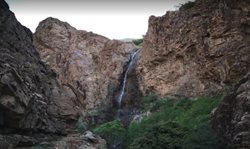 آبشار چال مگس یکی از جاذبه های گردشگری استان تهران به شمار می رود
