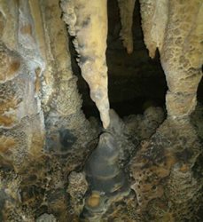 غار کله کفتری یکی از جاذبه های طبیعی استان فارس است