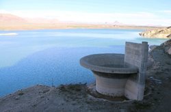 دریاچه سد پانزده خرداد یکی از جاذبه های گردشگری مرکزی به شمار می رود