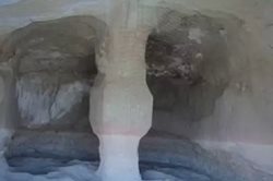 غار سادرمن یکی از جاذبه های طبیعی جاسک به شمار می رود