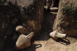 سربازان اوکراینی حین حفاری استحکامات کوزه های تاریخی را کشف کردند
