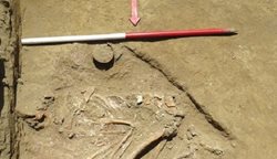 کشف چهار گور مربوط به دوره مس و سنگ در کف خانه های روستایی