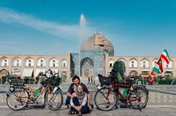 2 گردشگر آلمانی از فراوانی جاذبه های طبیعی و تاریخی و فرهنگی ایران گفتند
