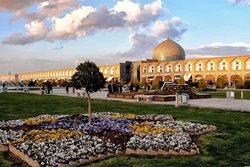 نصب کاشی های ترک دوم گنبد مسجد شیخ لطف الله و ساماندهی طبقه دوم میدان نقش جهان