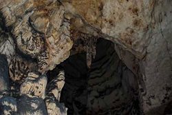 غار بتخانه یکی از جاذبه های طبیعی استان لرستان است
