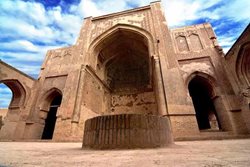 شروع عملیات مرمت و ساماندهی حریم مسجد جامع تاریخی فرومد