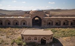 کاروانسرای هجیب یکی از بناهای تاریخی استان قزوین به شمار می رود