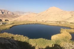 عمق دریاچه آهنک فیروزکوه از زباله پاکسازی می شود