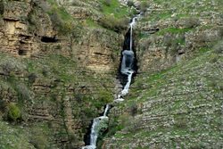 آبشار دریبر یکی از جاذبه های طبیعی استان کرمانشاه است