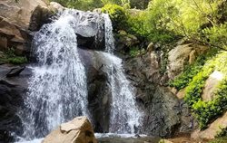 آبشار اللو یکی از جاذبه های طبیعی استان همدان به شمار می رود