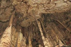 غار بره زرد یکی از جاذبه های گردشگری استان ایلام به شمار می رود