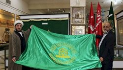 اهدای پرچم حرم حضرت مسلم بن عقیل به موزه فاطمی