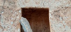 کشف احتمالی درهای سنگی متعلق به استودان های زرتشتی