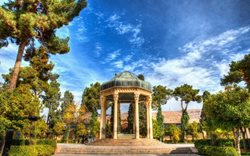 به حافظیه و سعدیه به عنوان بنای تاریخی نگاه می شود نه مکانی برای گردشگری ادبی