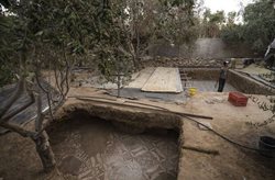 یک کشاورز فلسطینی بقایای موزائیک نادر رومی را در غزه کشف کرد