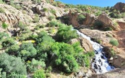 آبشار پشندگان یکی از آبشارهای زیبای استان اصفهان به شمار می رود