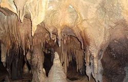 غار قهرمان یکی از جاذبه های طبیعی استان اصفهان به شمار می رود