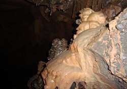 غار دنگزلو یکی از بهترین جاذبه های طبیعی استان اصفهان است