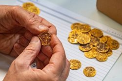ده ها سکه طلا تاریخی در دیوار باستانی واقع در فلسطین اشغالی کشف شد