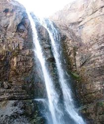 آبشار قاران قلوخ یکی از جاذبه های طبیعی استان قزوین به شمار می رود